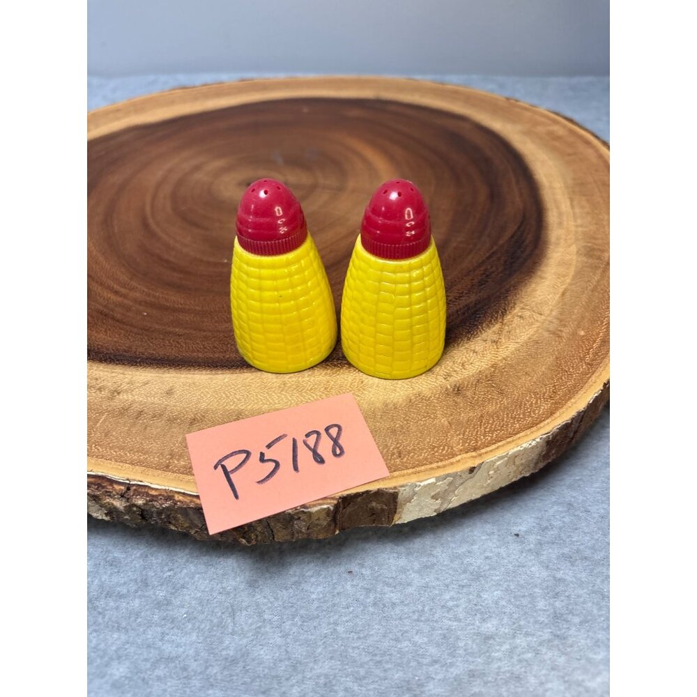Vintage Lapin Plastic Corn Cob Salt & Pepper Shakers Yellow & Red Kitschy - Picture 7 of 7